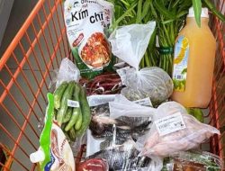 Belanja di minimarket seperti Indomaret atau Alfamart