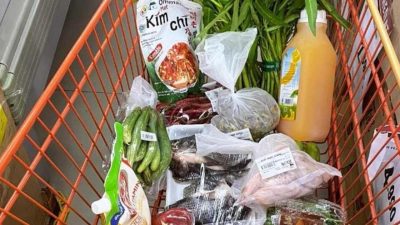 Belanja di minimarket seperti Indomaret atau Alfamart