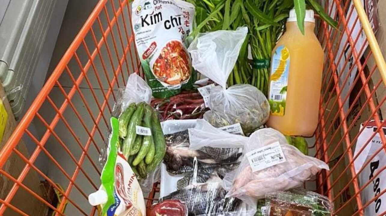 Belanja di minimarket seperti Indomaret atau Alfamart