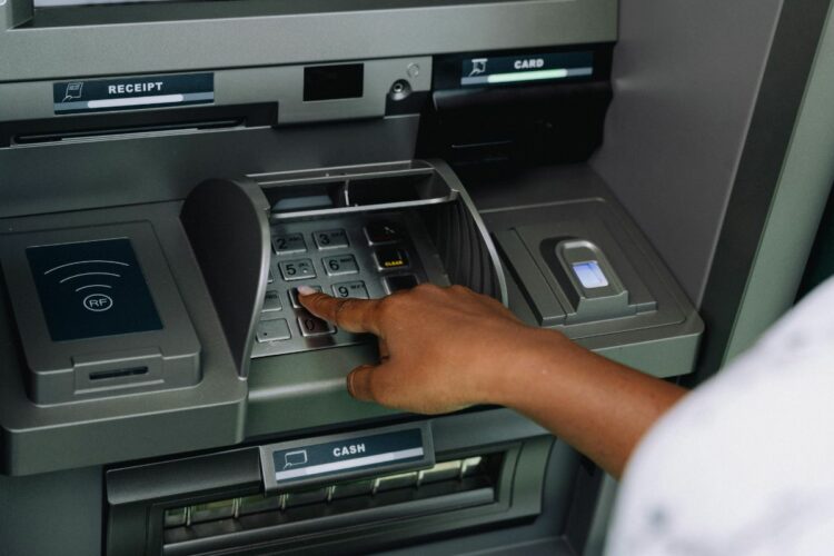 Alasan Lebih Nyaman Mengambil Uang